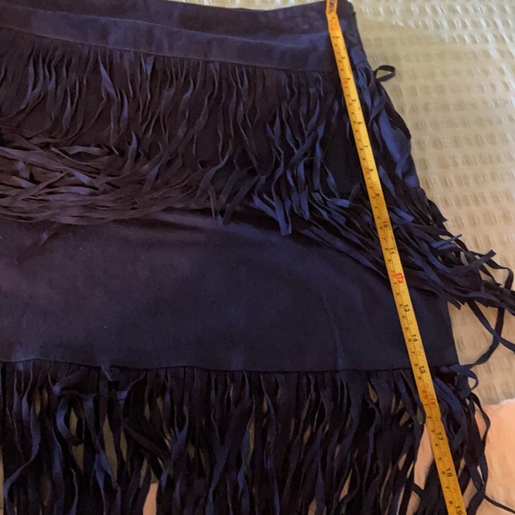 Adorable ROMEO +JULIET blue suede mini skirt with fringe - Picture 6 of 8